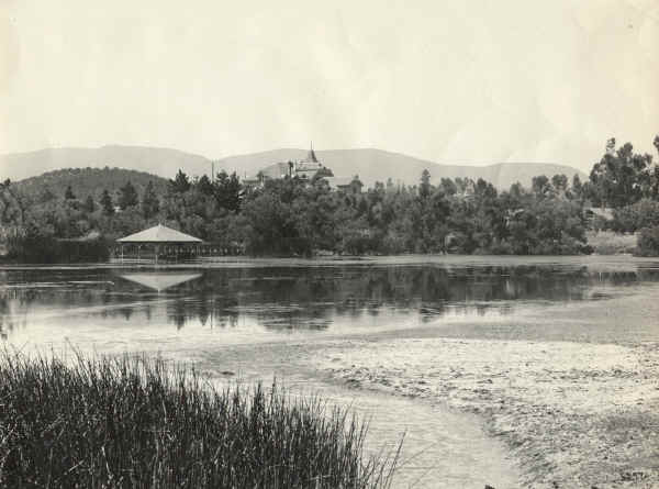 The Lakeside Boathouse -1910s - Lindo Lake